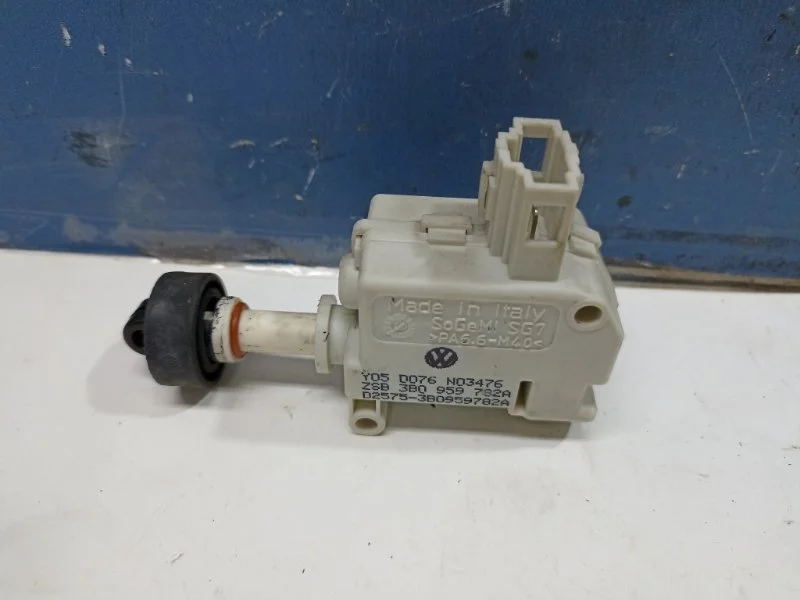 Актуатор лючка бензобака Audi A6 2005 3B0959782A 4F2 3.0 BBJ