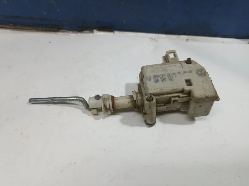Актуатор лючка бензобака Volkswagen Touareg 2002 - 2010 1J0810773B