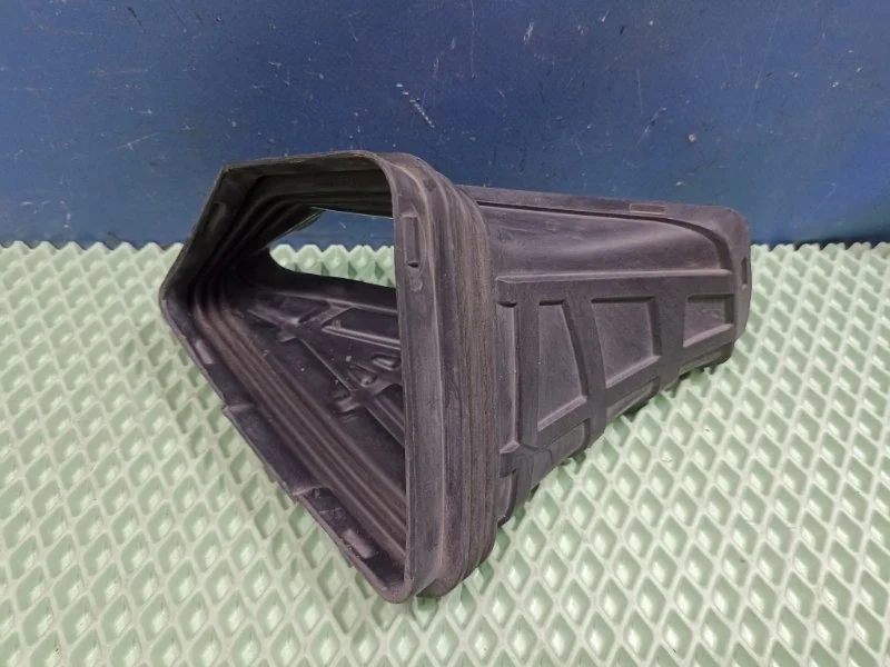 Воздуховод воздушного фильтра Audi A5 2007-2016 8R0129739