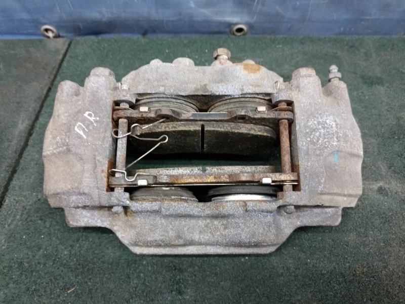 Суппорт тормозной Mitsubishi Pajero 4 2008 4605B706, передний правый