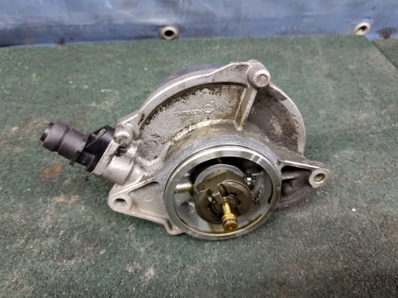 Насос вакуумный Audi Q7 2006 057145100AC 4LB 3.0TDI BUG