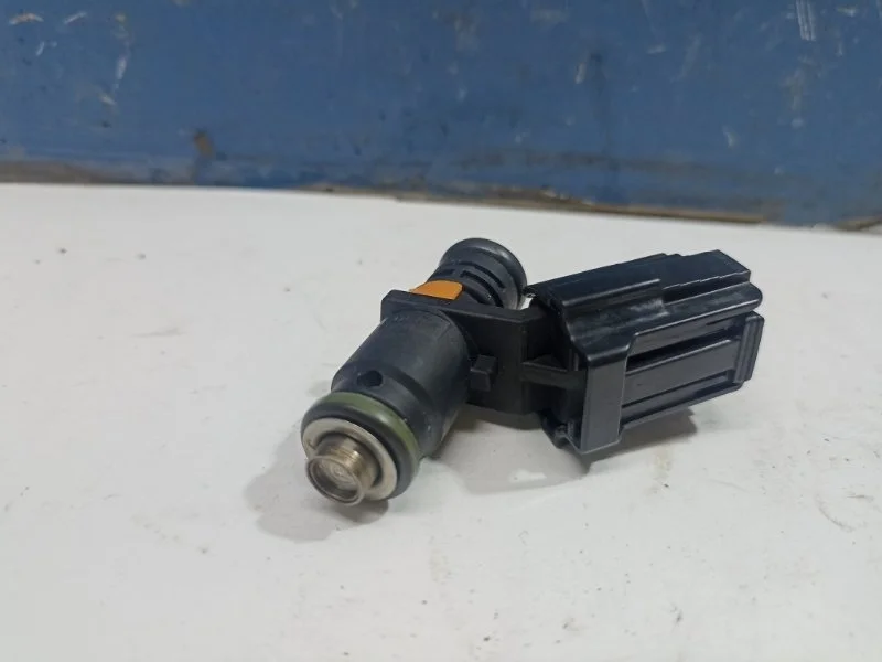 Форсунка топливная Skoda Fabia 2011 03C906031 5J2 1.6 BTS