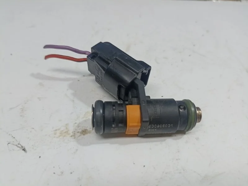 Форсунка топливная Skoda Fabia 2011 03C906031 5J2 1.6 BTS