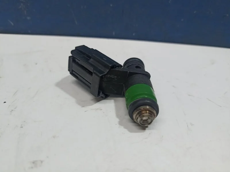 Форсунка топливная Skoda Fabia 2005 03E906031 1.2 AZQ