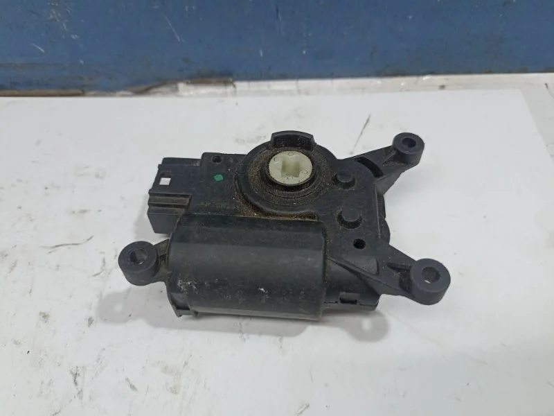 Моторчик заслонки печки Audi Q3 2014 5Q0907511H