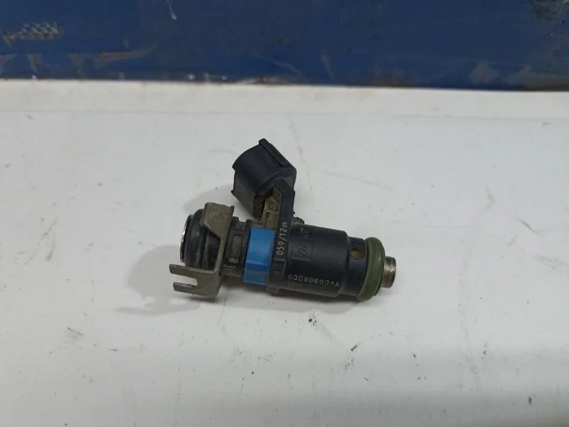 Форсунка топливная Volkswagen Polo Sedan 2014 03C906031A 1.6 CFN
