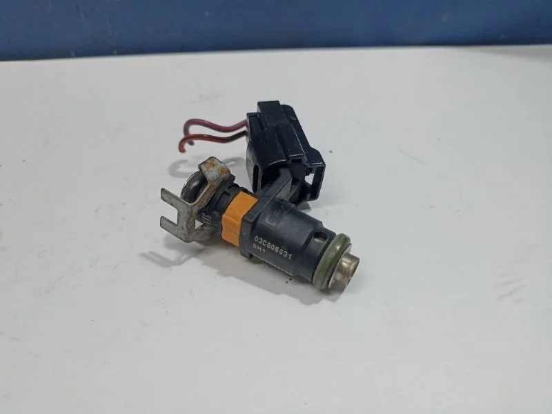 Форсунка топливная Seat Ibiza 2011 03C906031 6J 1.6 BTS