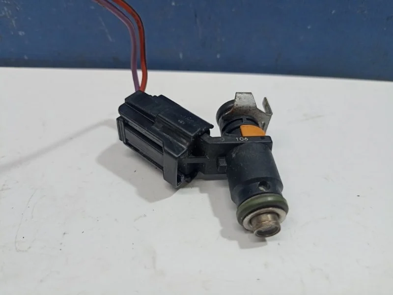 Форсунка топливная Seat Ibiza 2011 03C906031 6J 1.6 BTS