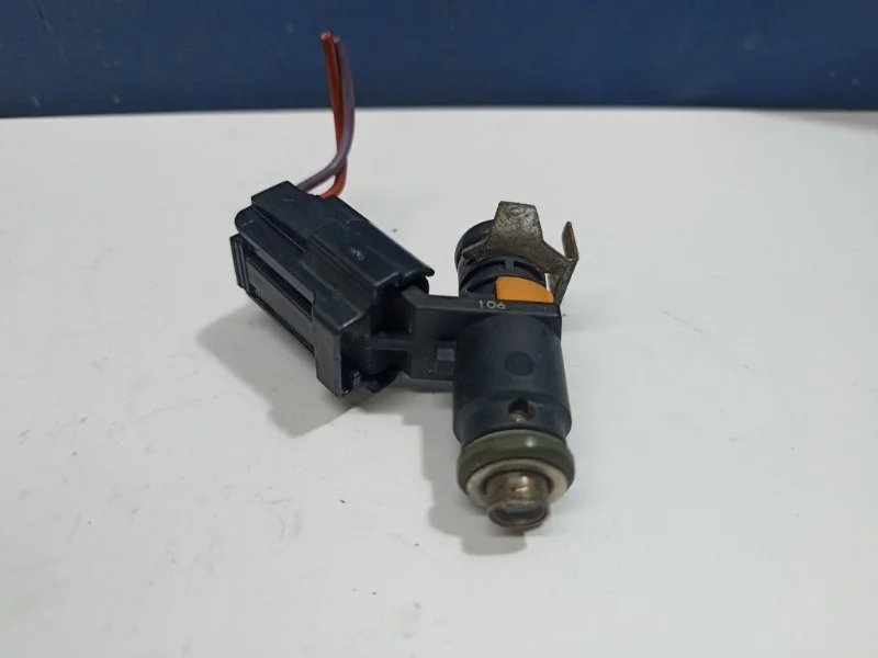 Форсунка топливная Seat Ibiza 2011 03C906031 6J 1.6 BTS