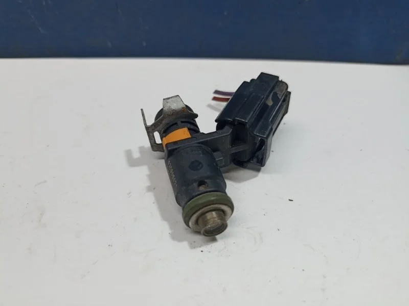 Форсунка топливная Seat Ibiza 2011 03C906031 6J 1.6 BTS