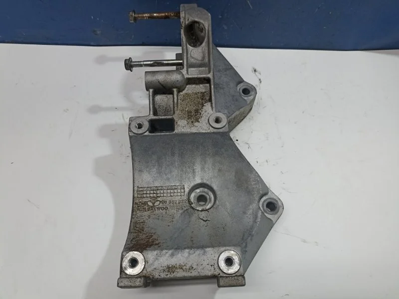 Кронштейн генератора и компрессора Chevrolet Lacetti 2013 96352822 J200 1.6 F16D3