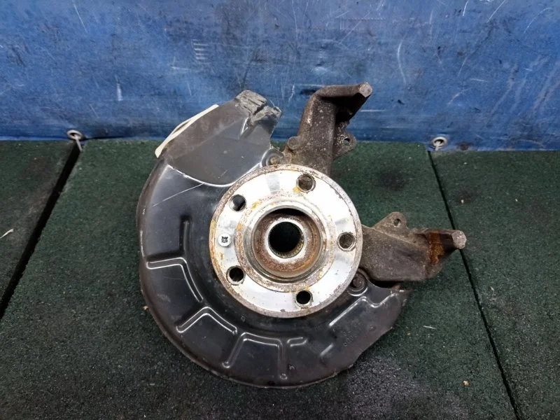 Кулак Skoda Fabia 2002 6Q0407256AC 6Y2 1.4 8V AME, передний правый