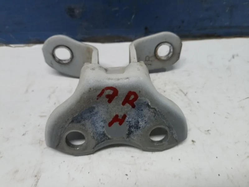 Петля двери Toyota C-Hr 2017 6873012120 ZGX10 2.0 3ZR, передняя правая