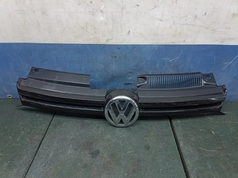 Решетка радиатора со значком Volkswagen Golf 6 2013 5K0853653 2.0TDI CLC