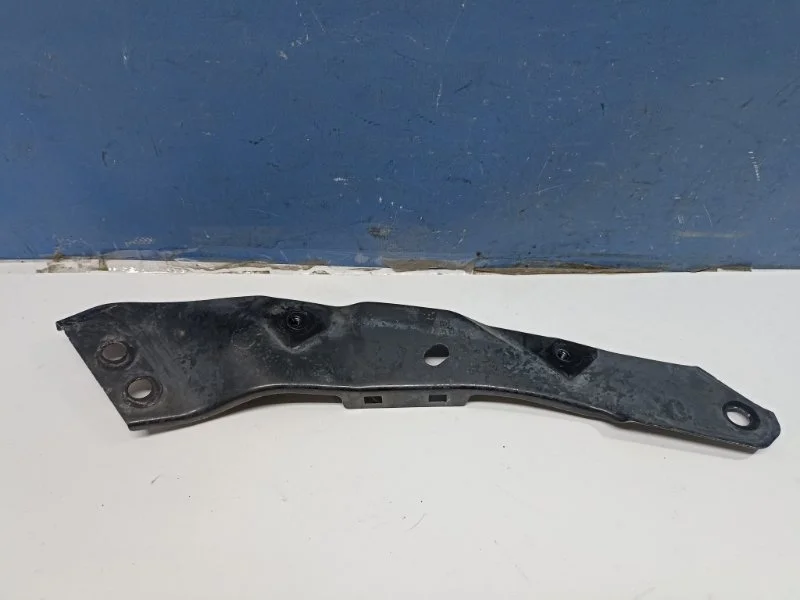 Кронштейн фары Volkswagen Golf 6 2013 5K0806930B 2.0TDI CLC, правый