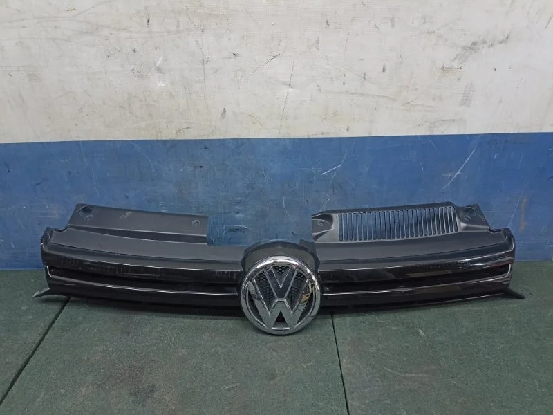 Решетка радиатора со значком Volkswagen Golf 6 2008-2013 5K0853653 2.0TDI CLC, передняя