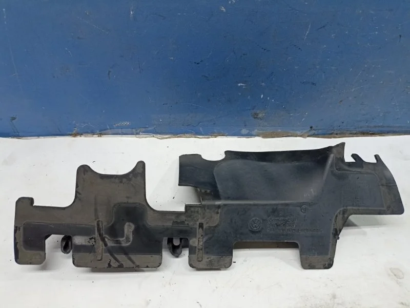 Дефлектор радиатора Volkswagen Golf 6 2012 5K0121283C, левый