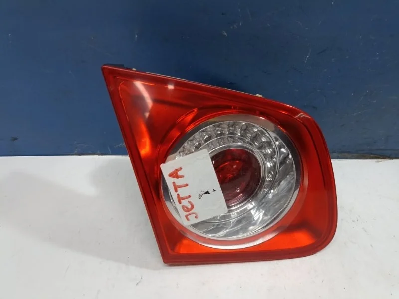 Фонарь внутренний Volkswagen Jetta 5 2006 1K5945093G, задний левый