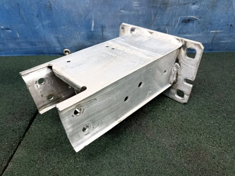 Кронштейн усилителя бампера Audi A4 2012 8K0807134D B8, передний правый