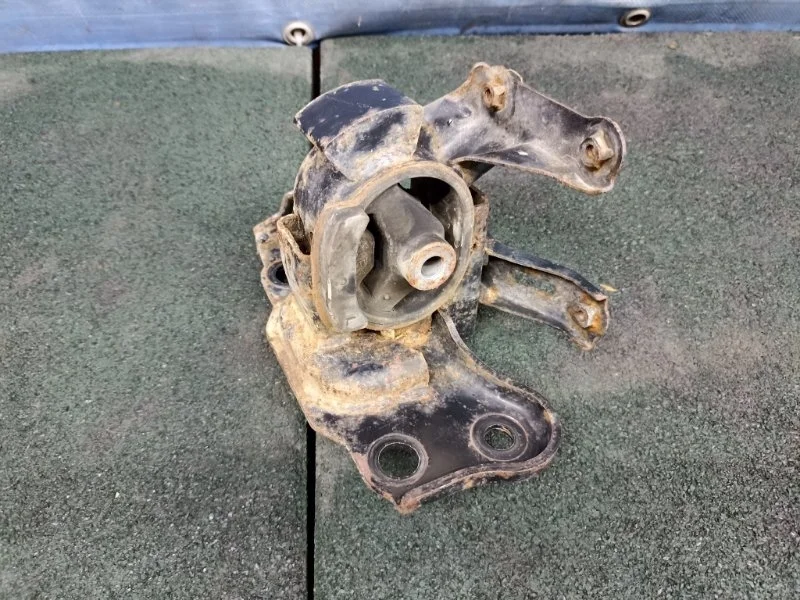 Подушка КПП Toyota Corolla 2010 1237222150 E150, левая