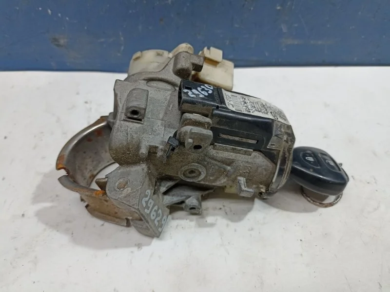 Замок зажигания с ключом Toyota Corolla 2010 4528042140 E150