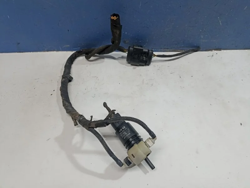 Насос стеклоомывателя Volkswagen Tiguan 2011 1K6955651 5N1 2.0 CAW