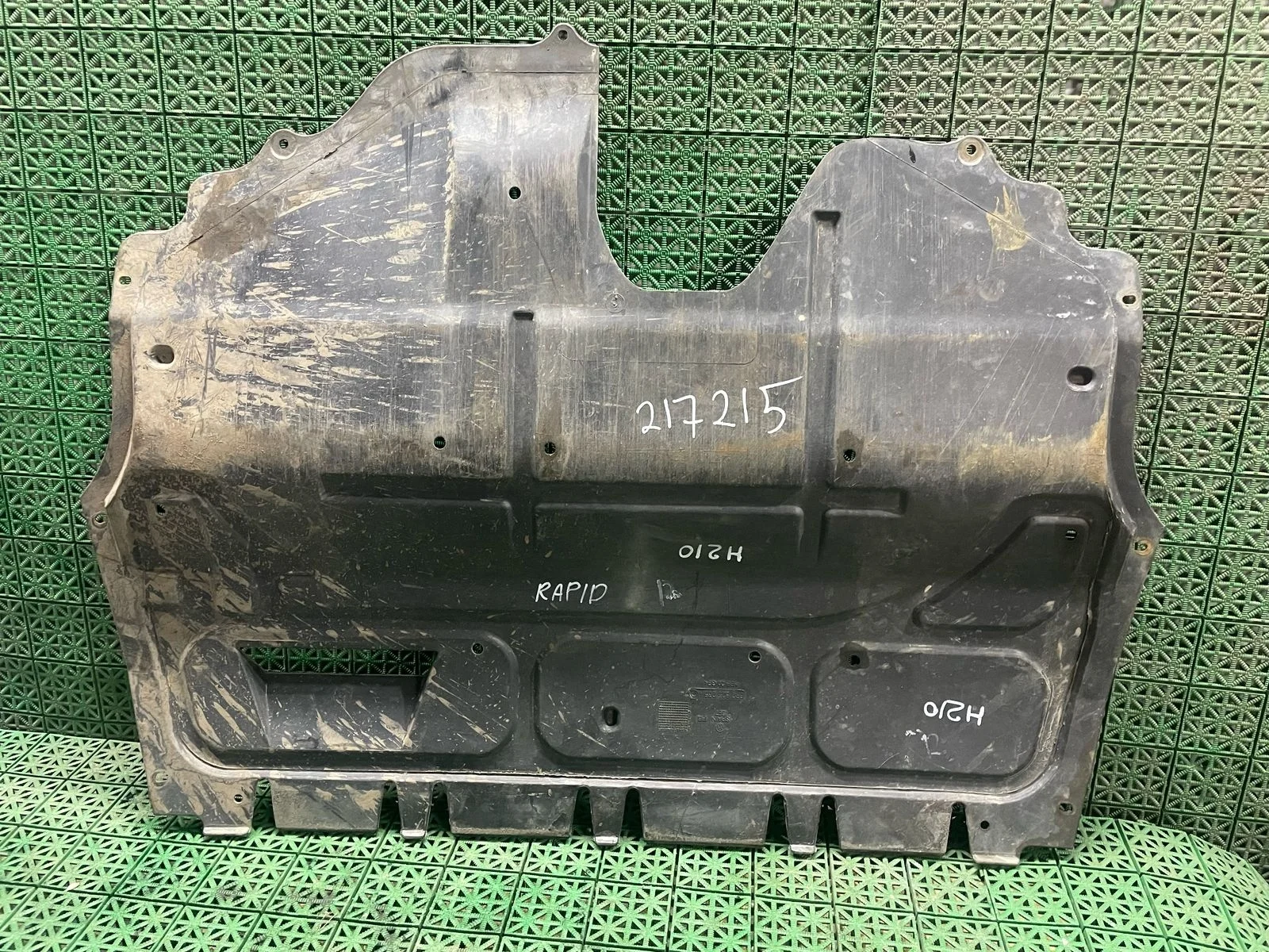 Защита двигателя SKODA FABIA 2, RAPID, VOLKSWAGEN POLO 2010- пластик б/у FABIA 2(2007-2015);POLO(2010-;RAPID(2013-