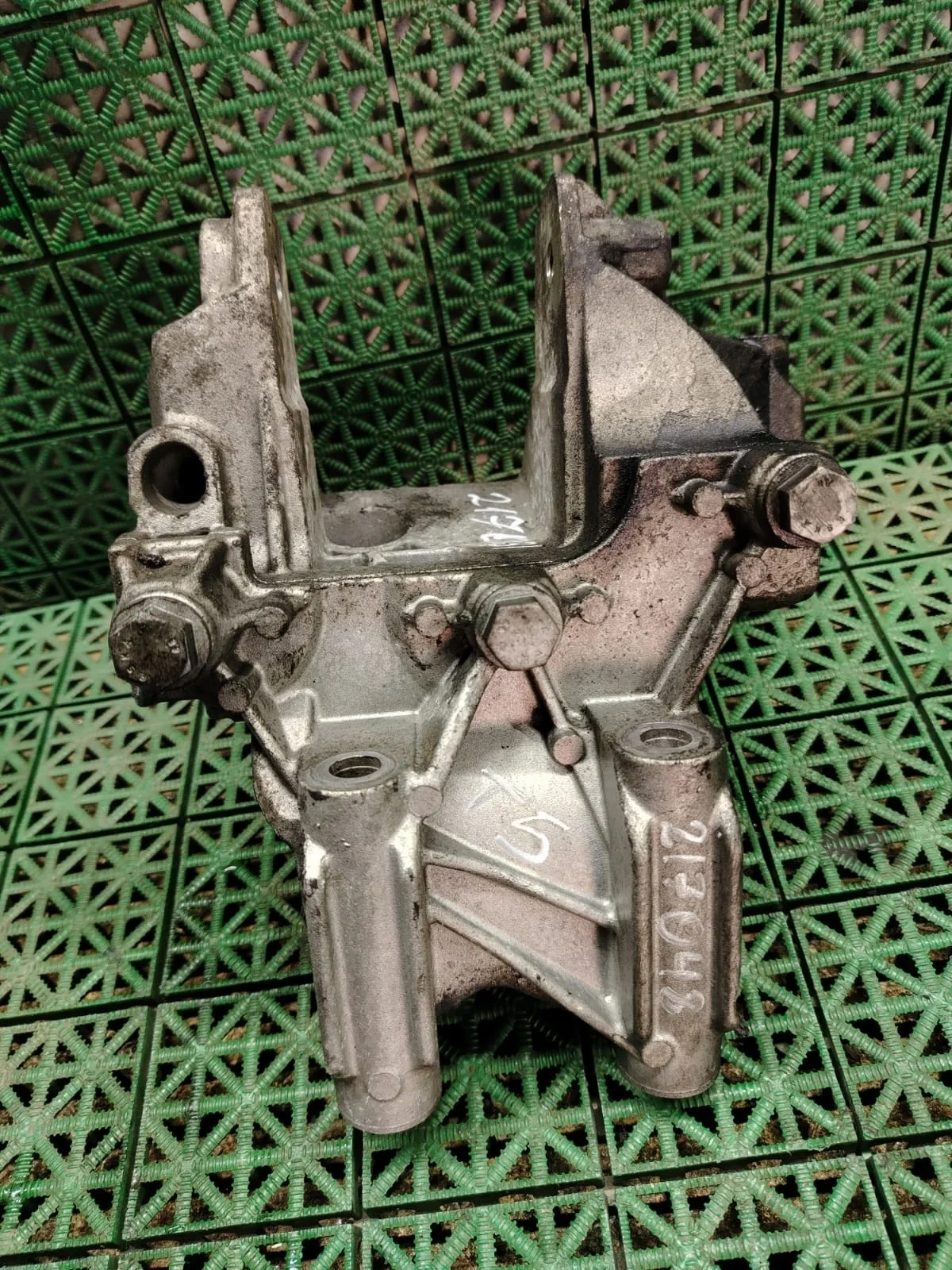 Кронштейн двигателя VOLKSWAGEN TRANSPORTER T5 BNZ 2003- передний низ б/у TRANSPORTER T5(2003-2015)