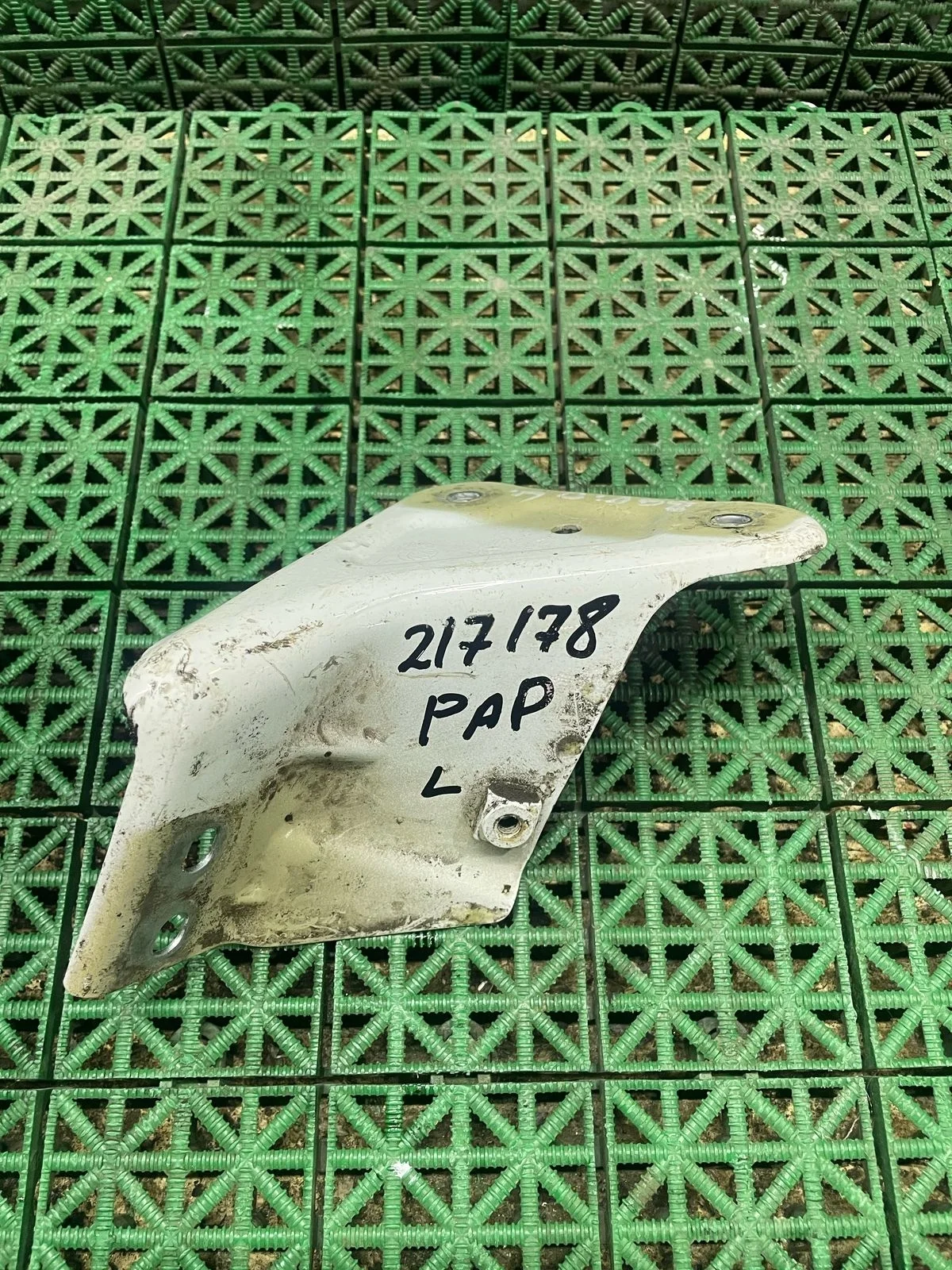 Кронштейн крепления крыла SKODA RAPID 2013- левое серый б/у RAPID(2013-