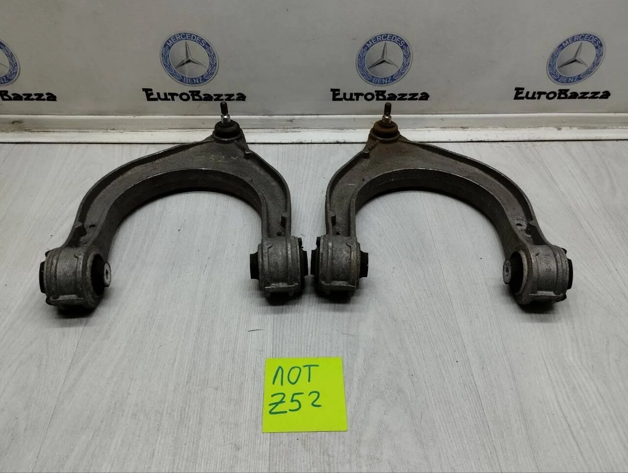 Рычаг передний верхний Mercedes W211