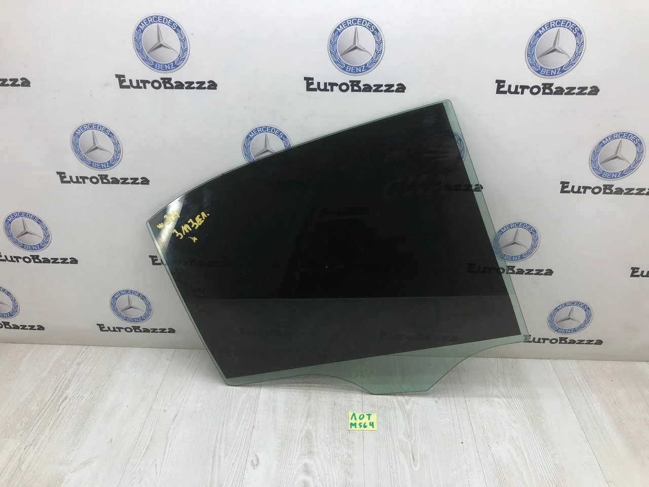 Стекло задней правой двери Mercedes W204