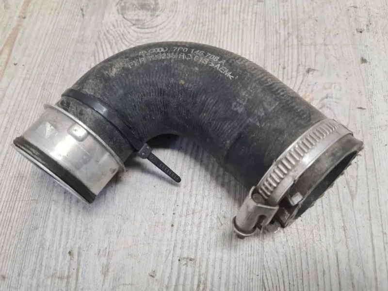 Патрубок интеркулера VW Touareg 2 2010-2018 7P