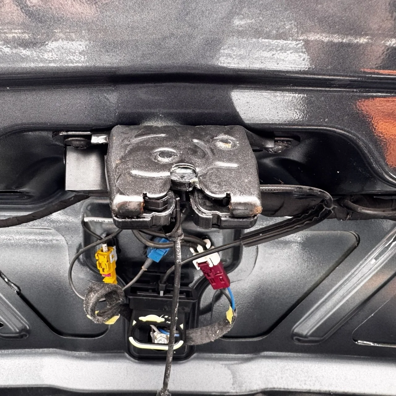 Замок крышки багажника  134048