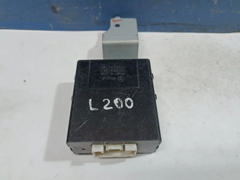 Блок кнопок стеклоподъемника Mitsubishi L 200 2004-2015 MN141469, задний