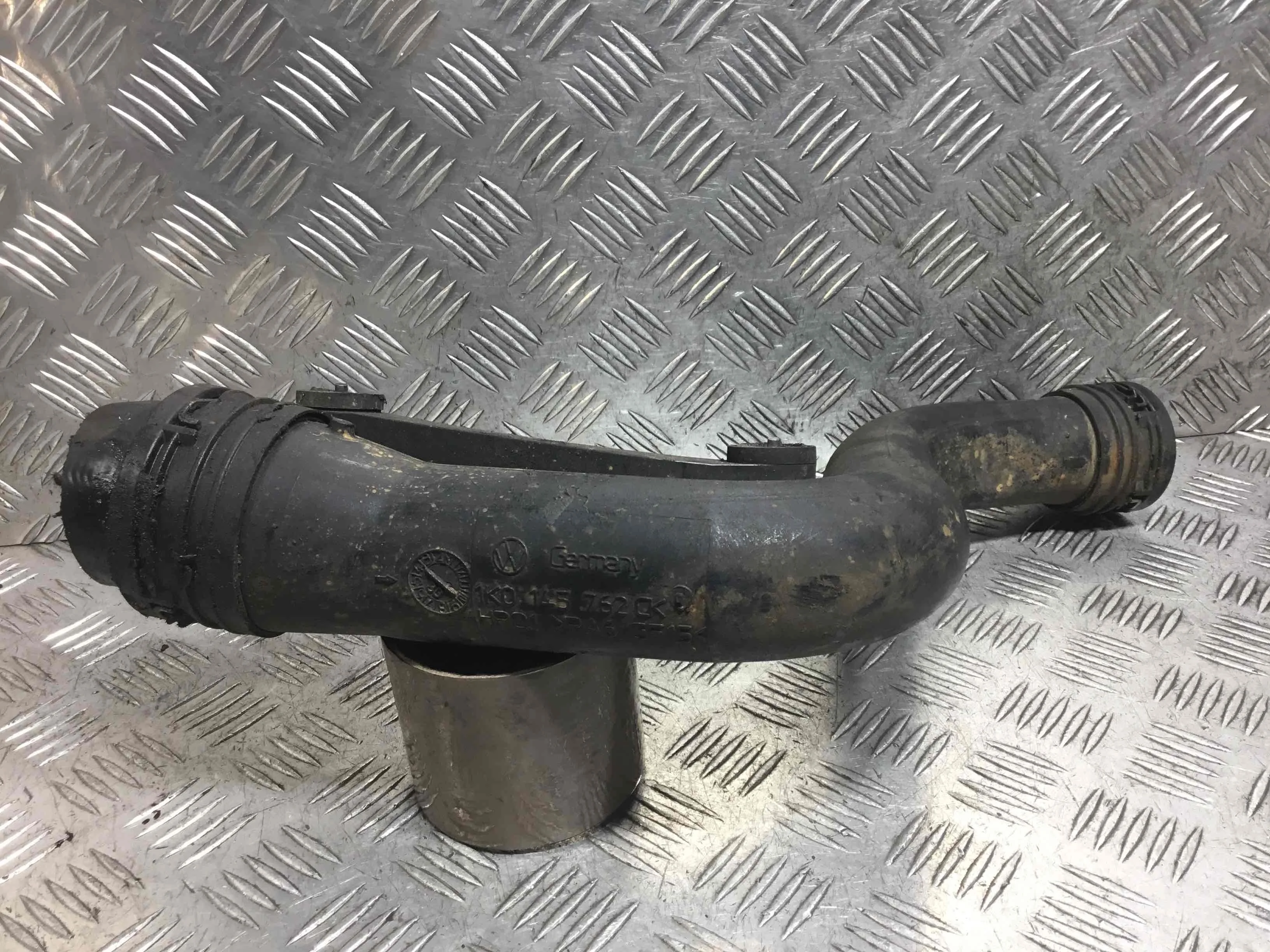 Патрубок интеркулера Volkswagen Passat B6 (2005-2010) дизель 1.9 TDI Механика Седан