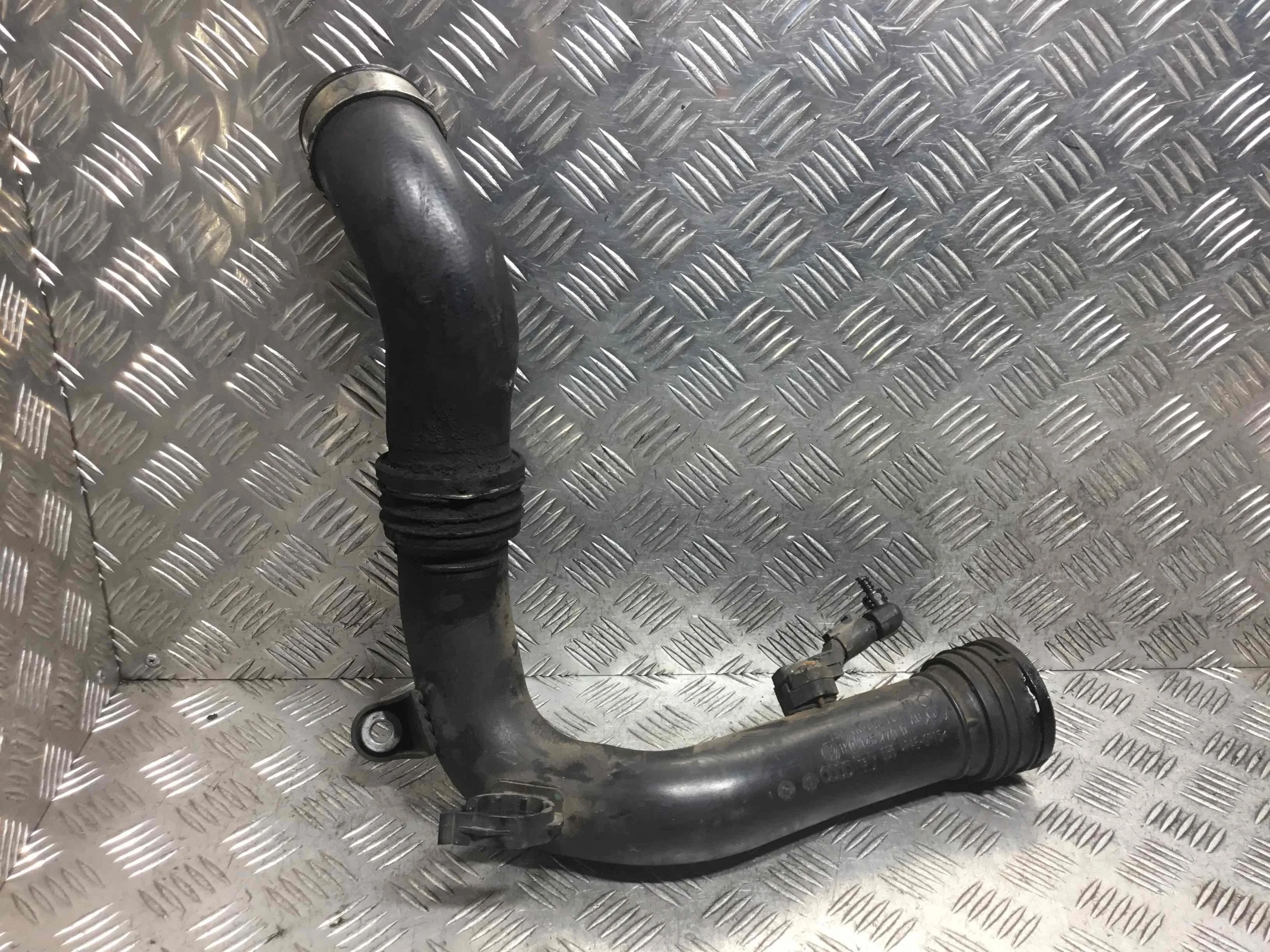 Патрубок интеркулера Volkswagen Passat B6 (2005-2010) дизель 2.0 TDI DSG Седан