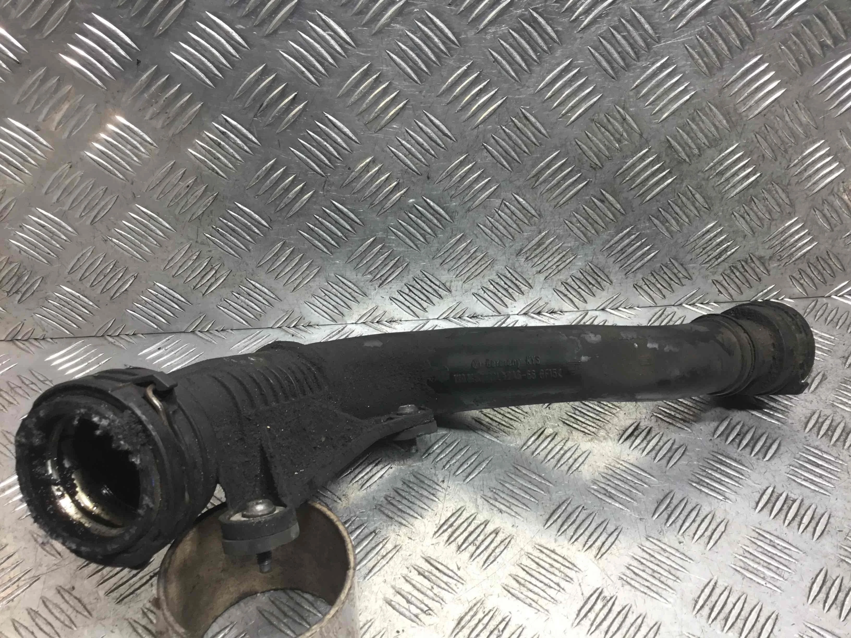 Патрубок интеркулера Volkswagen Passat B6 (2005-2010) дизель 2.0 TDI DSG Седан