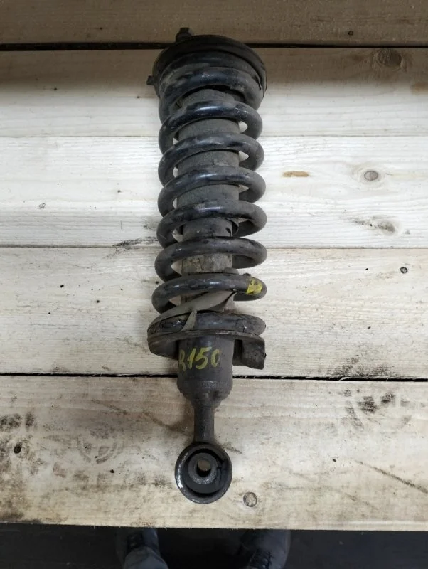 Амортизатор передний правый Nissan Navara (D40) 2004-2015 2008 56100EB37E 2.5 D YD25DDTI