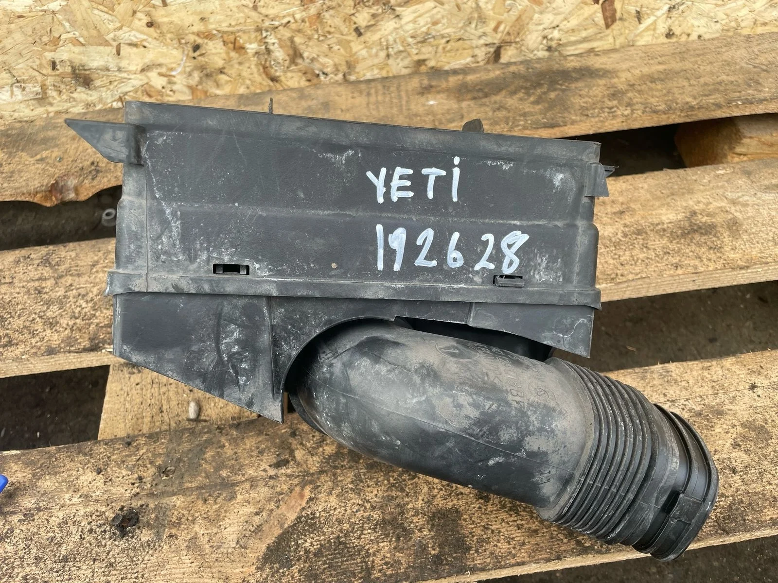 Воздухозаборник AUDI A3, SKODA OCTAVIA 1Z, VOLKSWAGEN GOLF 5, PASSAT B6 2005- панель 2 б/у A3(2004-2013);OCTAVIA 1Z(2004-2012);GOLF 5(2004-2009);JETTA 5(2005-2009);PASSAT B6(2005-2010)