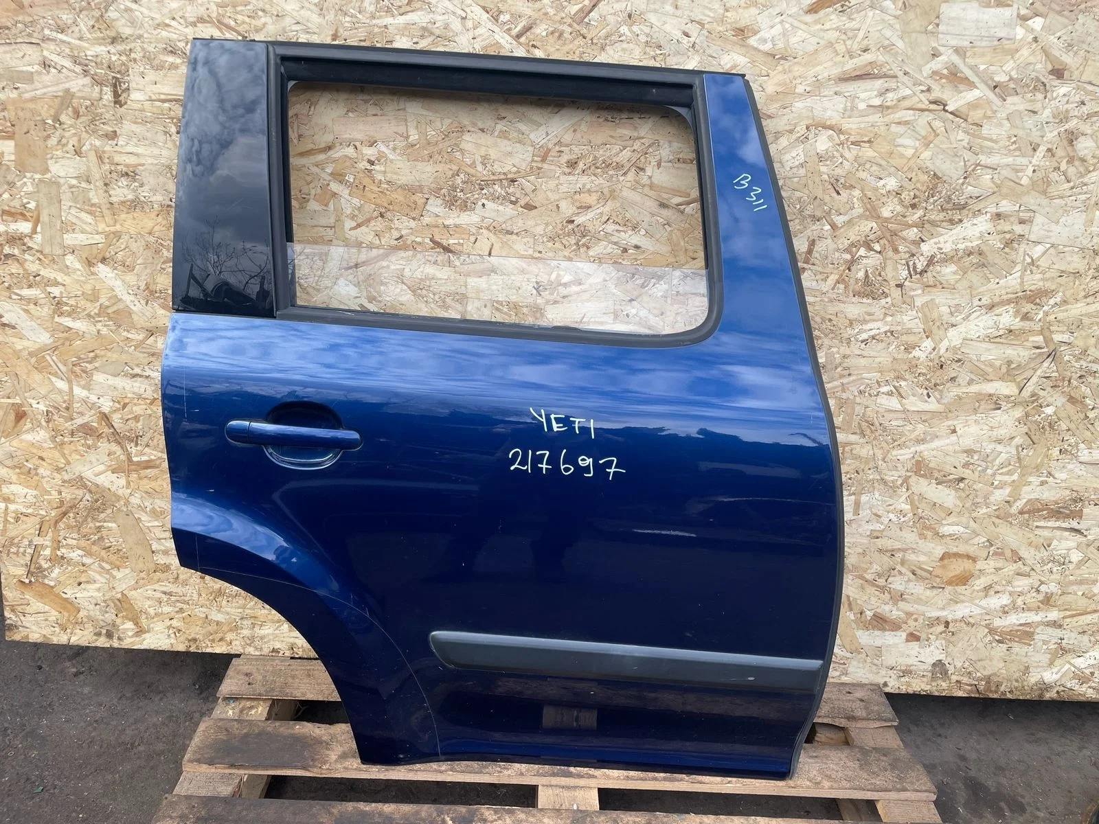 Дверь SKODA YETI 2010- задняя правая синяя б/у YETI(2010-