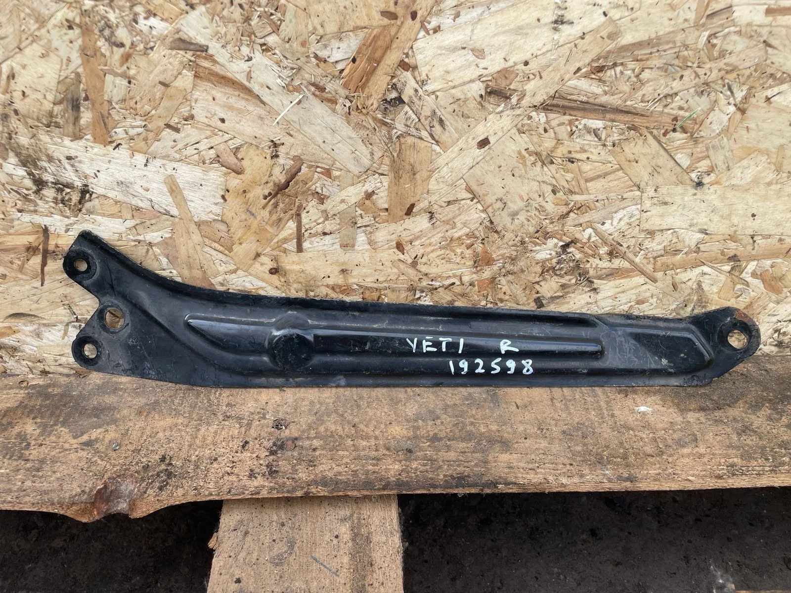 Кронштейн передней панели SKODA YETI 2010- металл правый б/у YETI(2010-