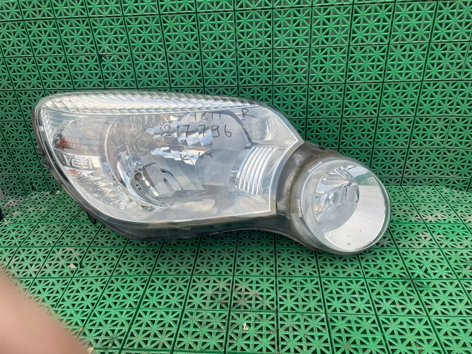 Фара SKODA YETI 2010- правая б/у YETI(2010-