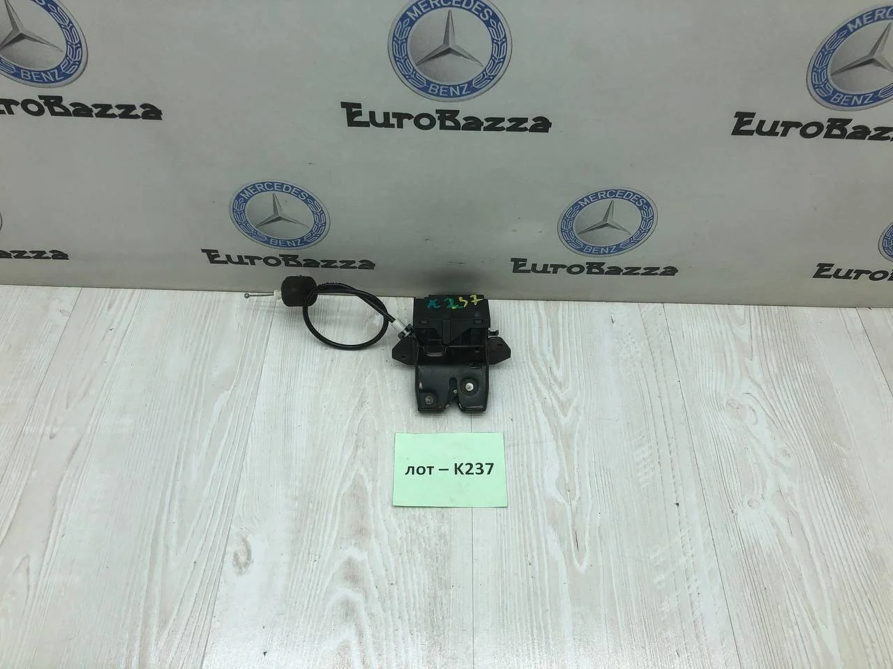 Замок крышки багажника Mercedes W211