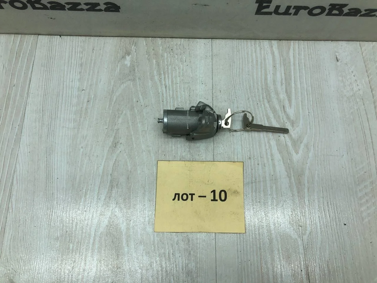 Личинка с ключом Mercedes