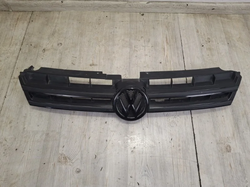 Решетка радиатора со значком VW Touareg NF 2010-2014 7P
