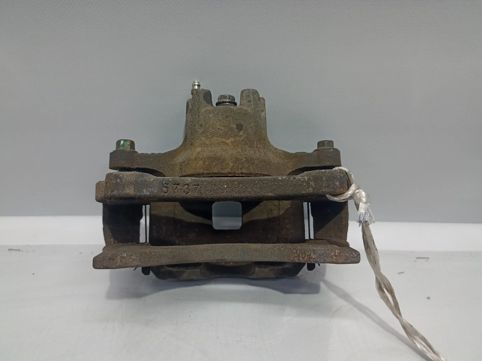 СУППОРТ В СБОРЕ MITSUBISHI ПЕРЕД ЛЕВО 4605A257