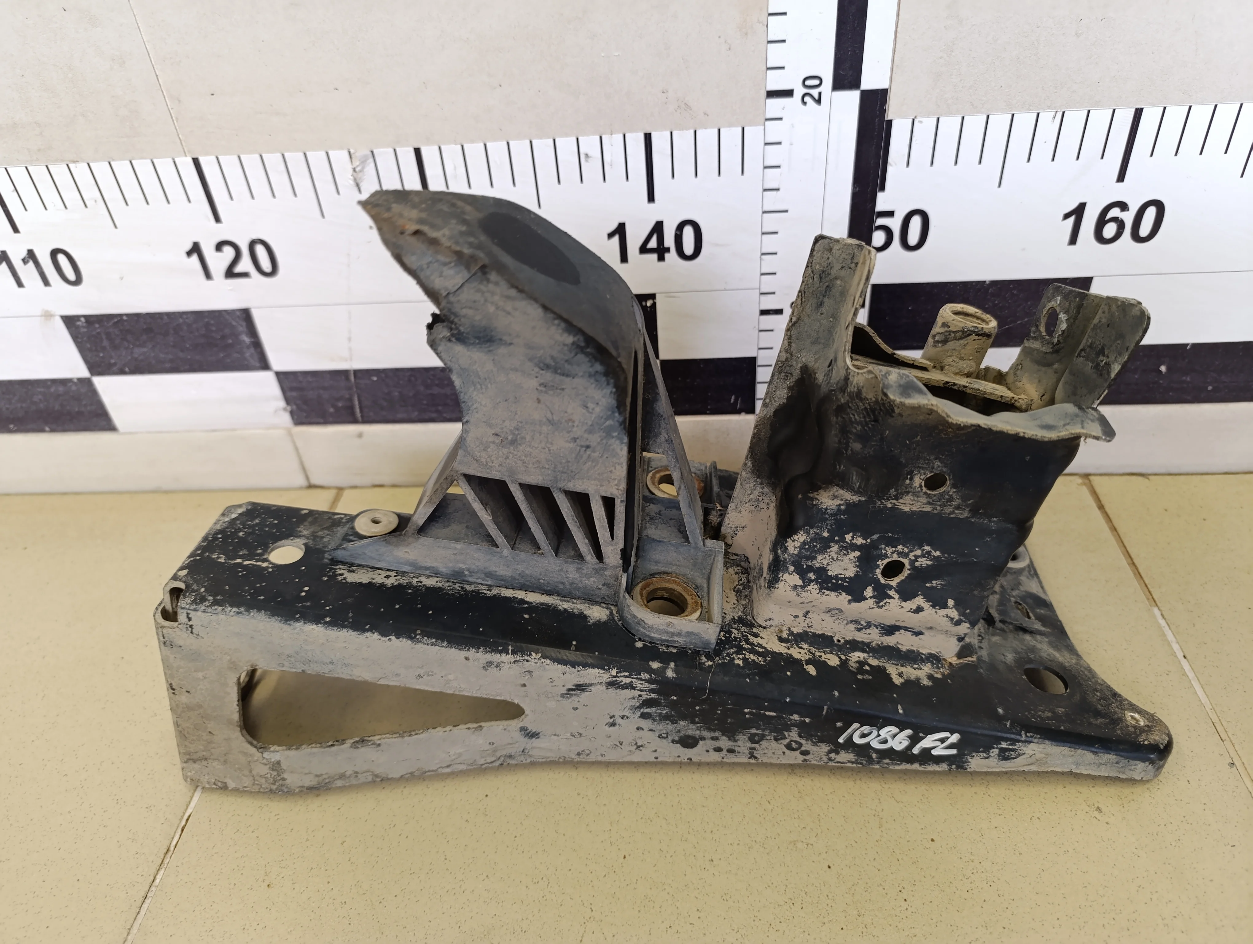 Кронштейн усилителя переднего бампера левый Corsa D 2006-2015