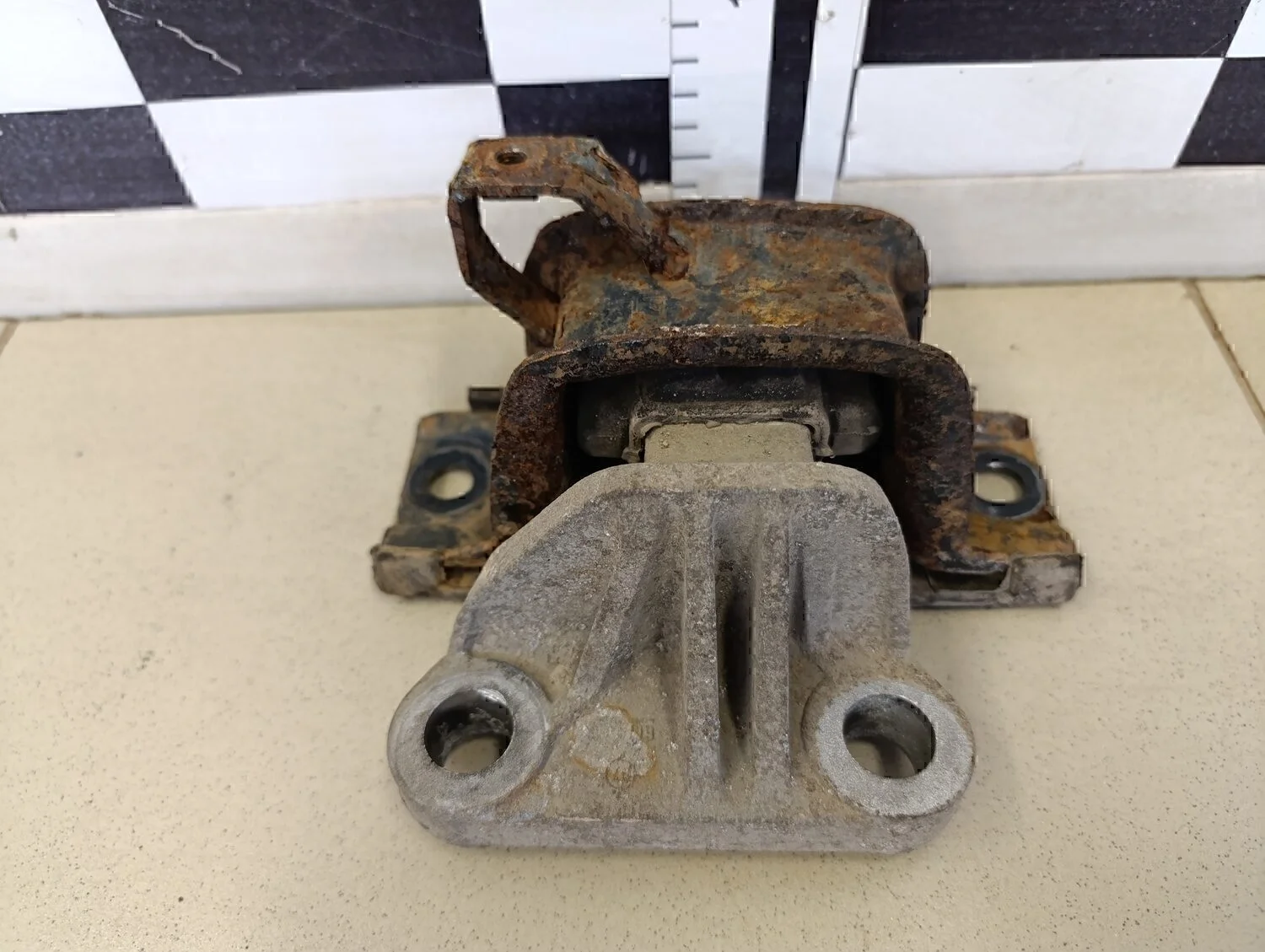 Опора двигателя левая Corsa D 2006-2015