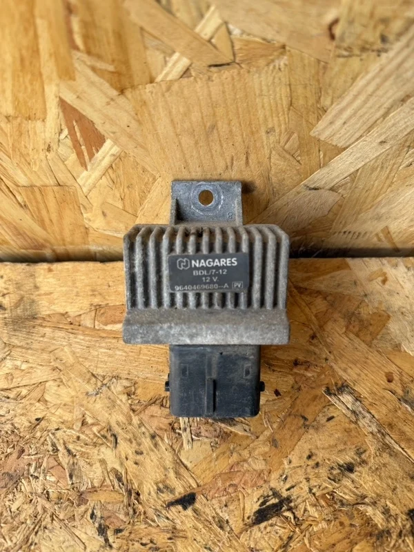 Реле свечей накала Nissan Navara D40