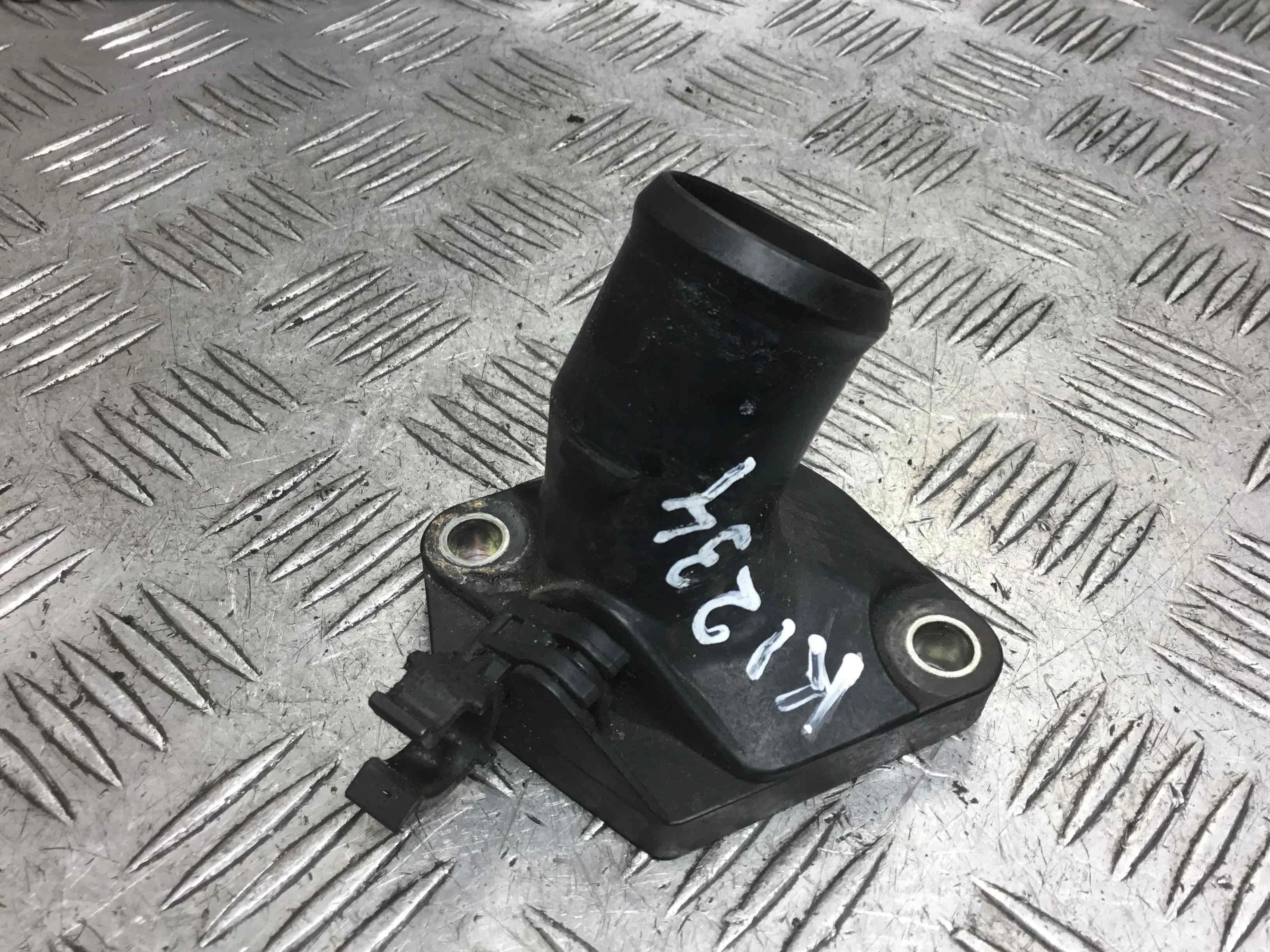 Фланец (тройник) системы охлаждения Nissan Juke 1 поколение 2010 - 2014 бензин 1.6 i Механика Х/б